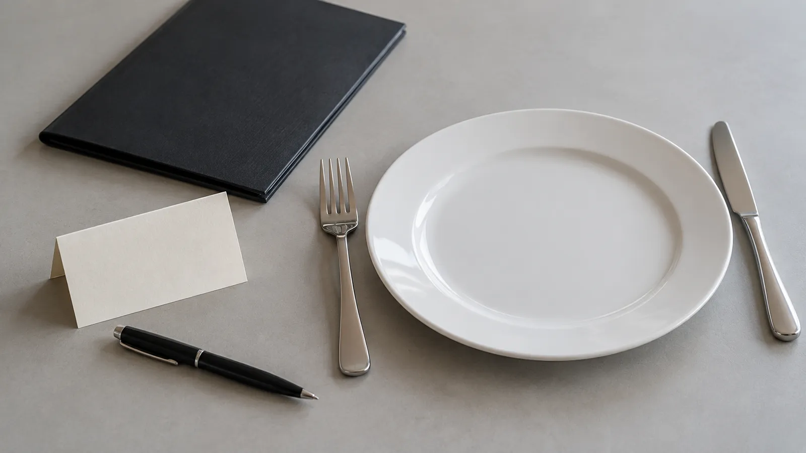 Tarjeta en blanco, pluma y plato para preparar una conversación sobre alergias. Ilustración creada con IA.
